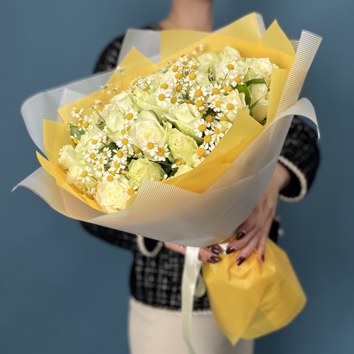 Букет из белых роз и ромашек на Ситцевую свадьбу