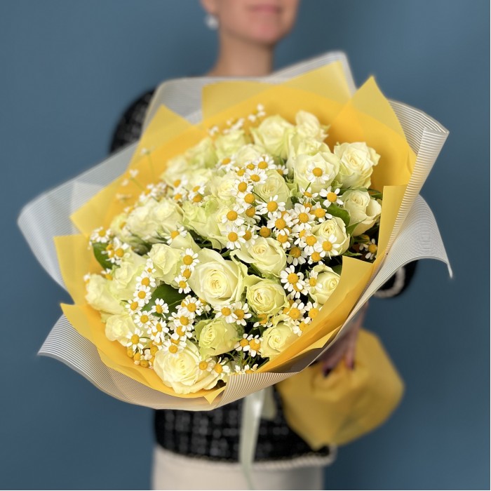 Букет из белых роз и ромашек на Ситцевую свадьбу