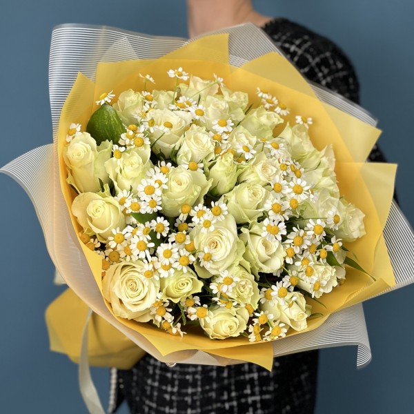 Букет из белых роз и ромашек на Ситцевую свадьбу