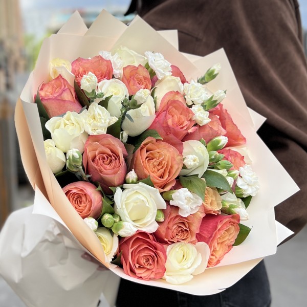 Букет из роз с гвоздиками в упаковке