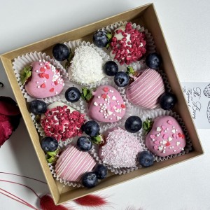 Клубника в шоколаде c голубикой 9 штук Клубника в шоколаде c голубикой 9 штук