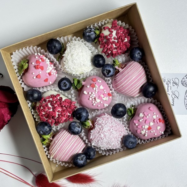 Клубника в шоколаде c голубикой 9 штук