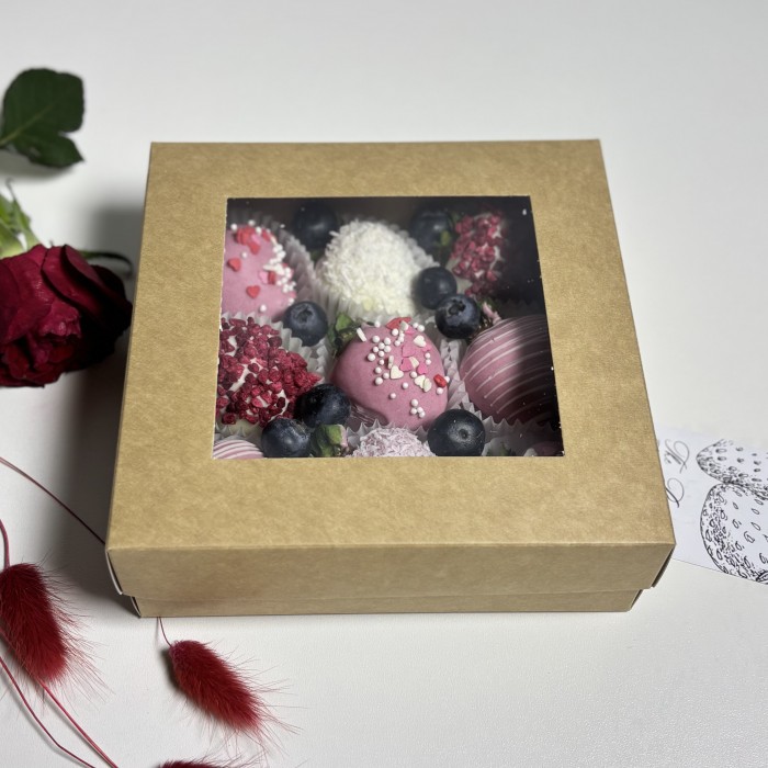 Клубника в шоколаде c голубикой 9 штук