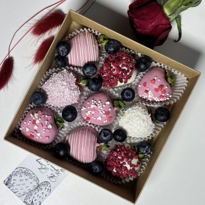 Клубника в шоколаде c голубикой 9 штук