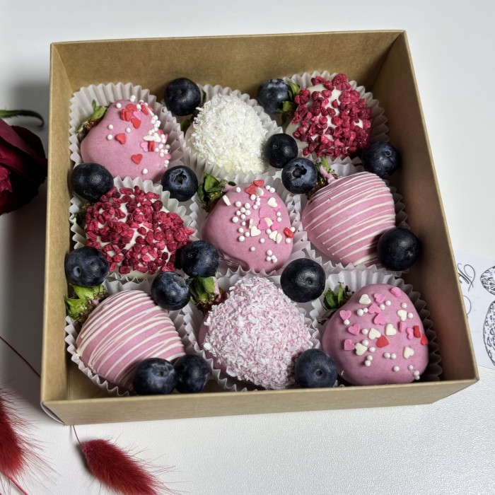 Клубника в шоколаде c голубикой 9 штук