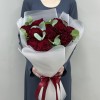 11 красных пионовидных роз Хартс с эвкалиптом