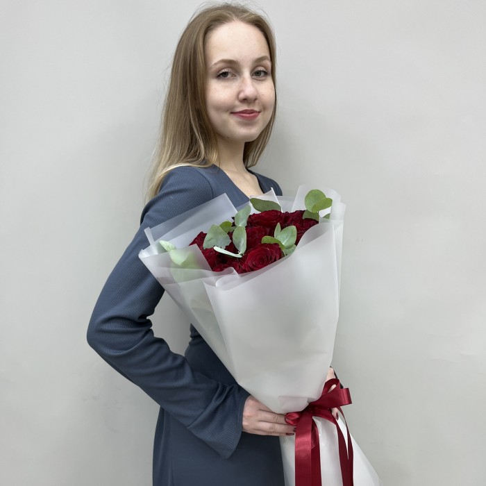 11 красных пионовидных роз Хартс с эвкалиптом