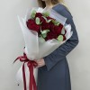11 красных пионовидных роз Хартс с эвкалиптом