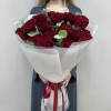 21 красная пионовидная роза Хартс с эвкалиптом