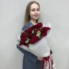 21 красная пионовидная роза Хартс с эвкалиптом