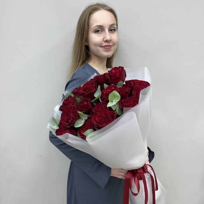 21 красная пионовидная роза Хартс с эвкалиптом