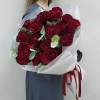 21 красная пионовидная роза Хартс с эвкалиптом