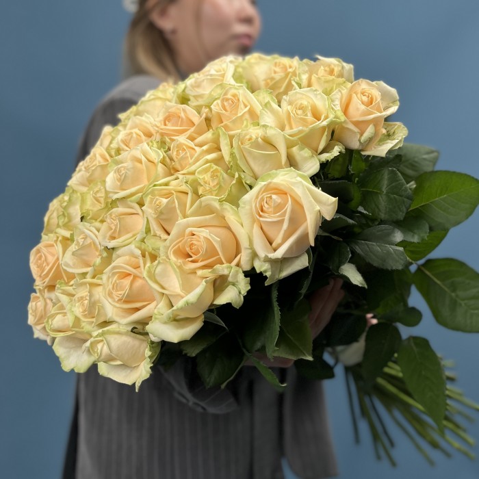 45 роз пич Аваланш 70 см