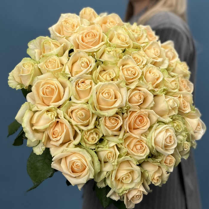 45 роз пич Аваланш 70 см