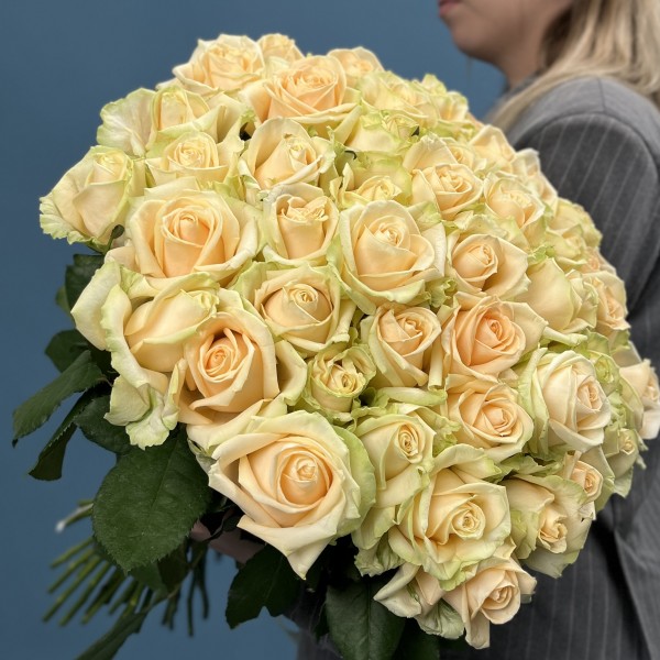 45 персиковых роз Пич Аваланш 60 см