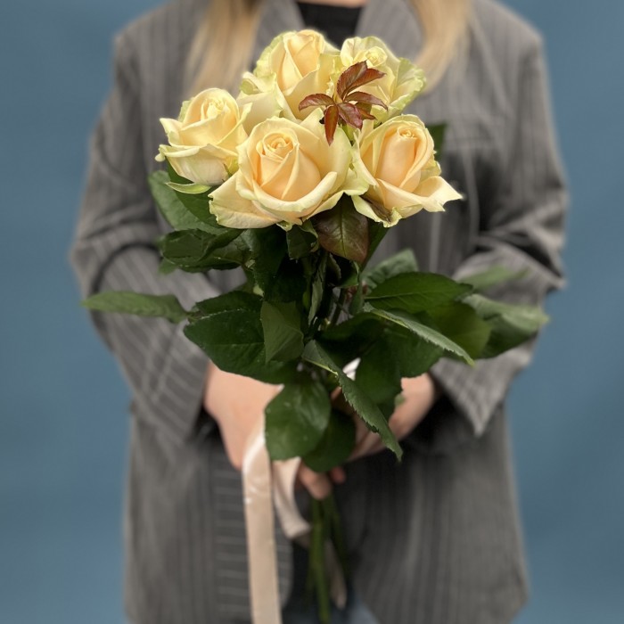 5 роз Пич Аваланш 60 см