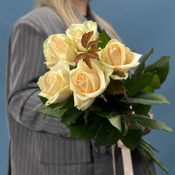 5 роз Пич Аваланш 60 см