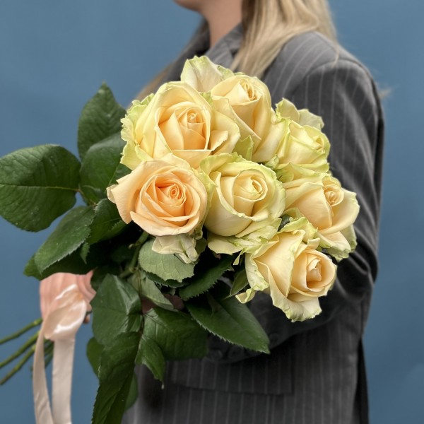 7 персиковых роз Пич Аваланш 60 см