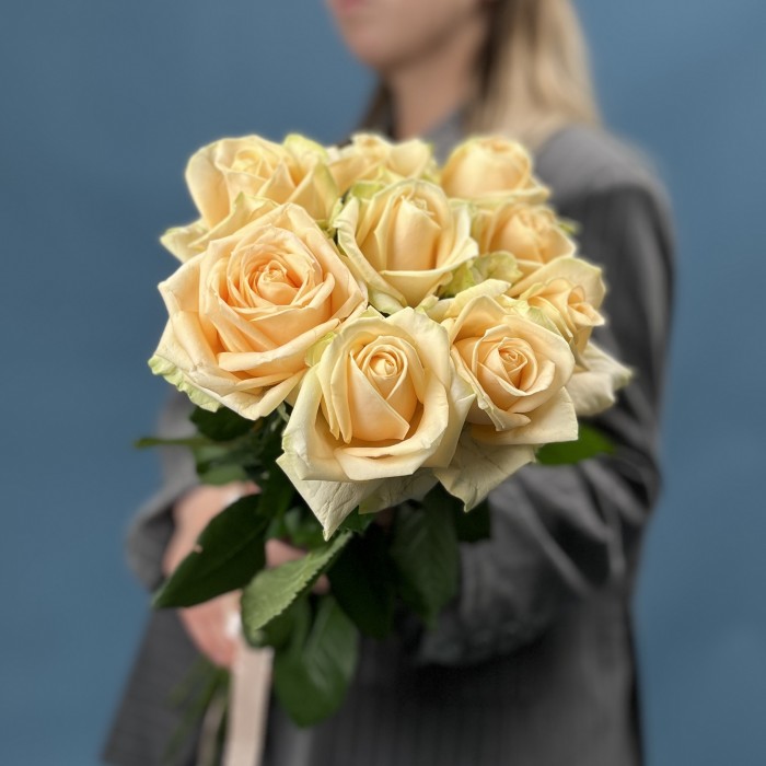 9 персиковых роз Пич Аваланш 60 см