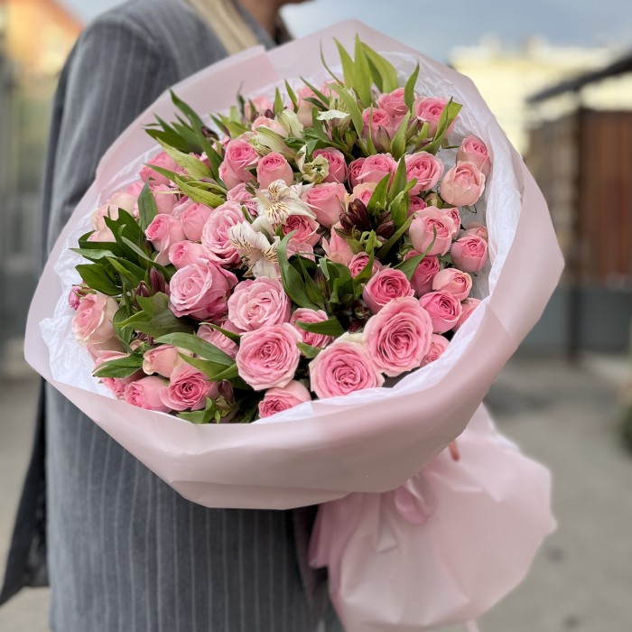 Дуэт кустовых роз с альстромерией