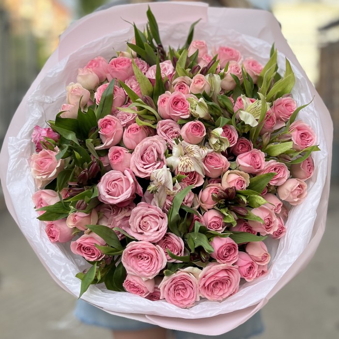 Дуэт кустовых роз с альстромерией