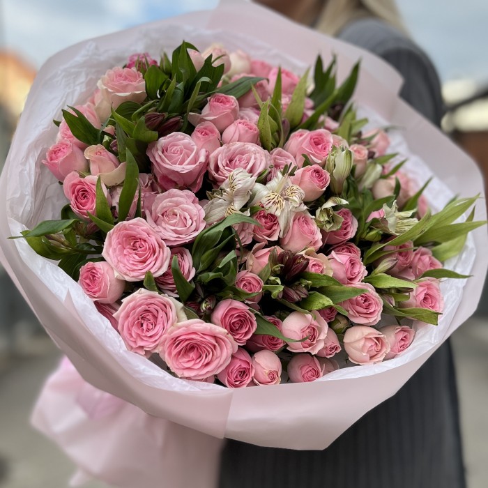 Дуэт кустовых роз с альстромерией