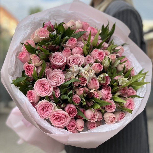 Дуэт кустовых роз с альстромерией