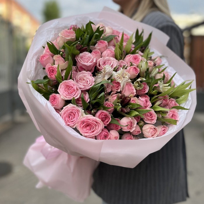 Дуэт кустовых роз с альстромерией