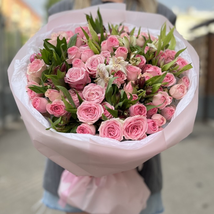 Дуэт кустовых роз с альстромерией