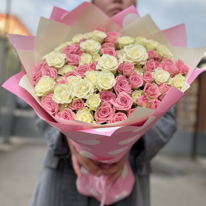 Дуэт розовых и белых кустовых роз