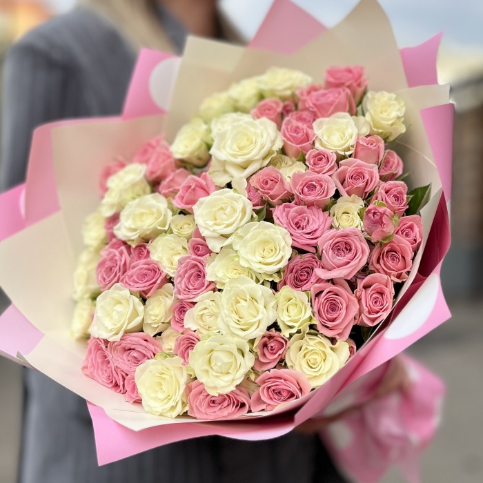 Дуэт розовых и белых кустовых роз