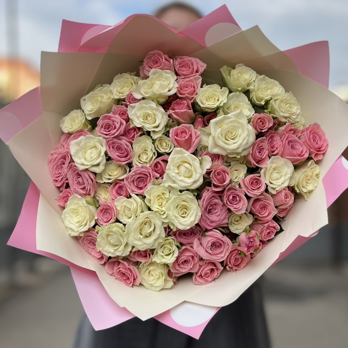 Дуэт розовых и белых кустовых роз