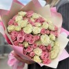 Дуэт розовых и белых кустовых роз
