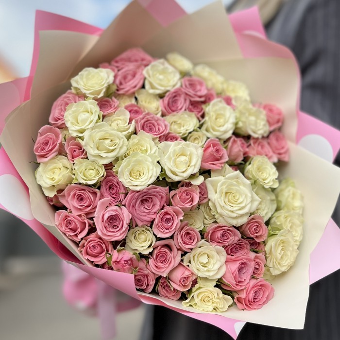 Дуэт розовых и белых кустовых роз