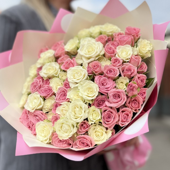 Дуэт розовых и белых кустовых роз