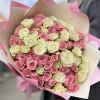 Дуэт розовых и белых кустовых роз