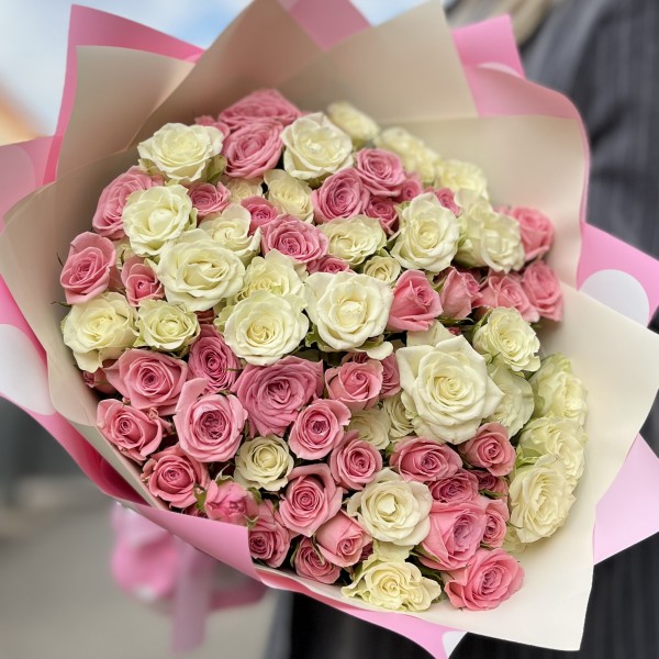 Дуэт розовых и белых кустовых роз