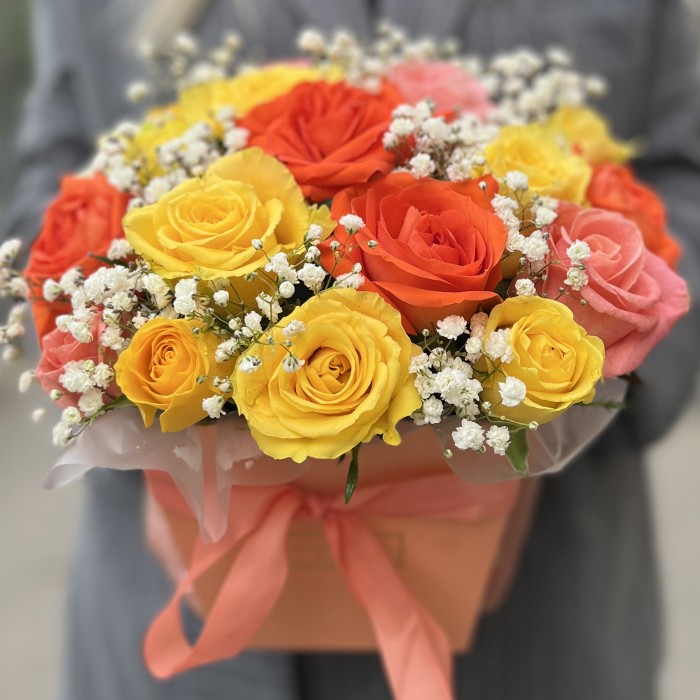 Яркая композиция в коробке