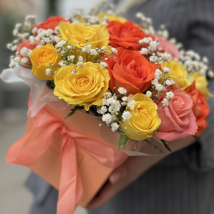 Яркая композиция в коробке