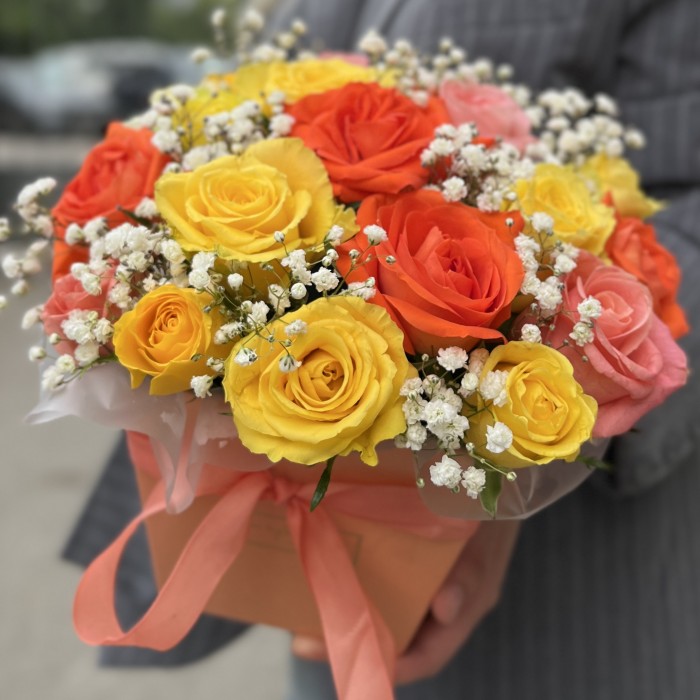 Яркая композиция в коробке