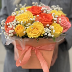 Яркая композиция в коробке