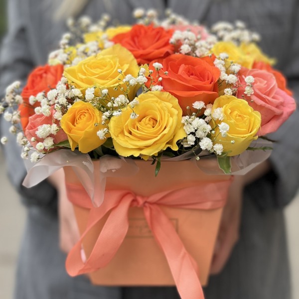 Яркая композиция в коробке