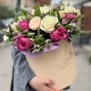 Композиция в коробке с розами и альстромерией