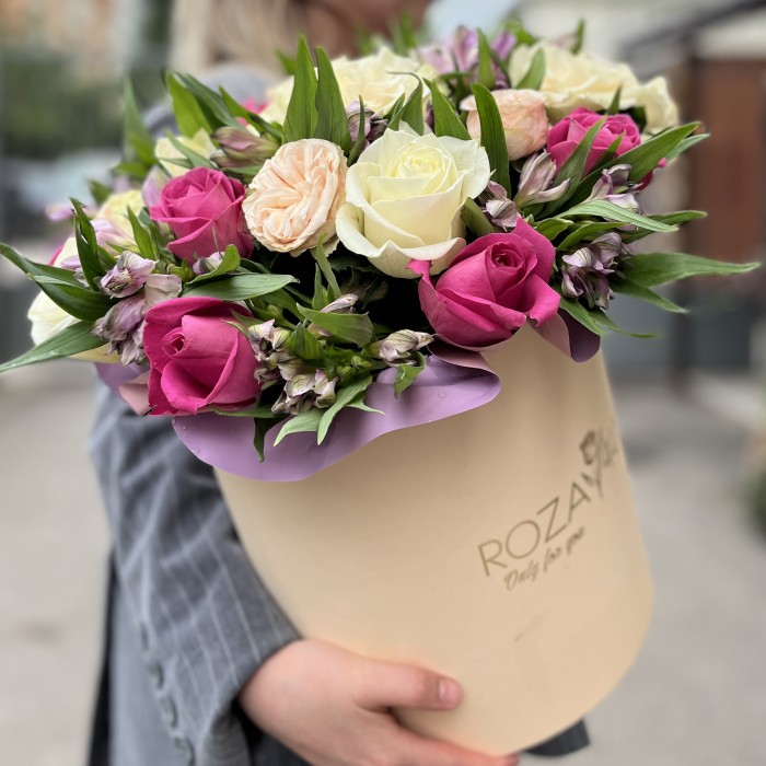 Композиция в коробке с розами и альстромерией