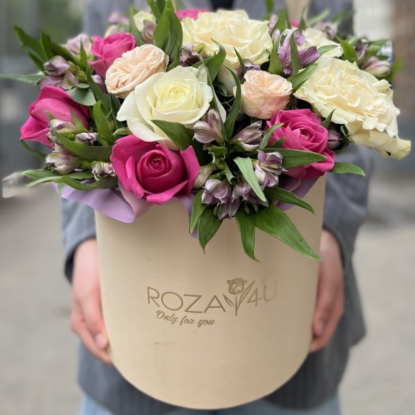 Композиция в коробке с розами и альстромерией