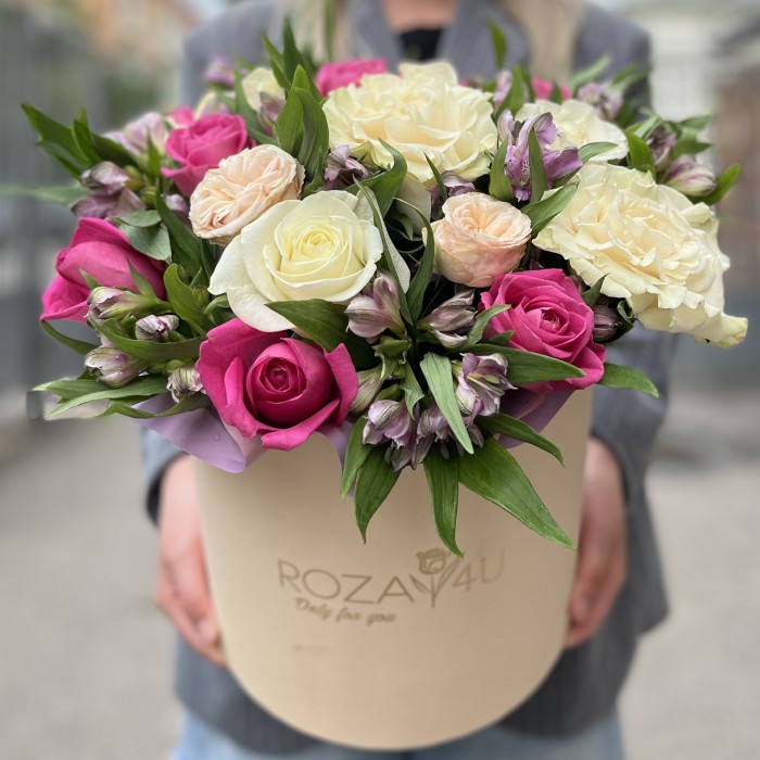 Композиция в коробке с розами и альстромерией