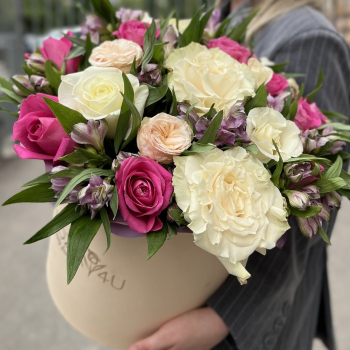 Композиция в коробке с розами и альстромерией