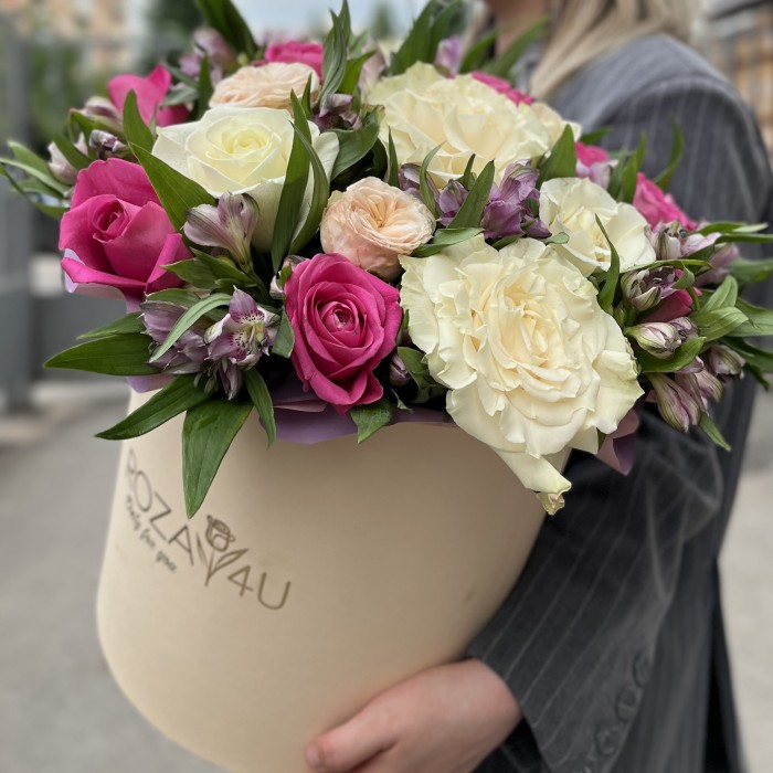 Композиция в коробке с розами и альстромерией