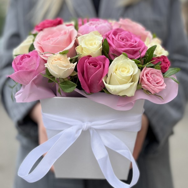 Нежная композиция из роз  в коробке