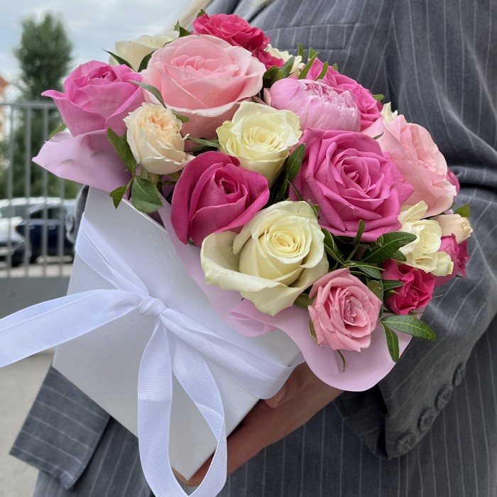 Нежная композиция из роз  в коробке